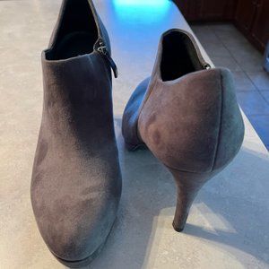 Liz Claiborne Size 10 Gray Shootie